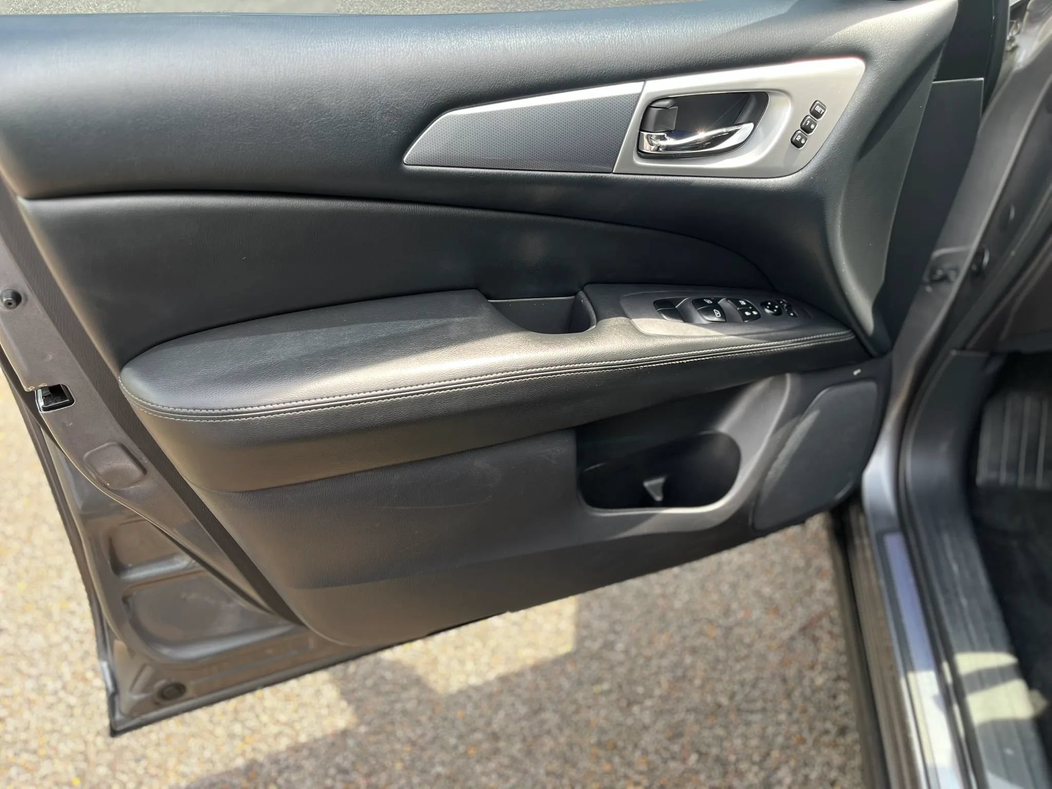 Used 2017 Nissan Pathfinder SL w/ SL Tech Package FWD image 9