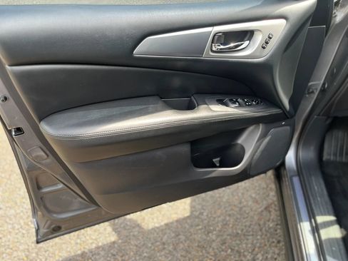 Used 2017 Nissan Pathfinder SL w/ SL Tech Package FWD image 9