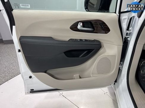 Used 2024 Chrysler Pacifica Limited FWD image 10