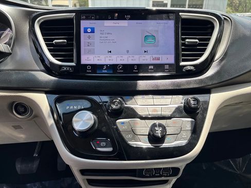 Used 2023 Chrysler Pacifica Touring-L FWD image 18