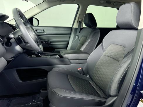 Used 2024 Nissan Pathfinder SV w/ SV Premium Package FWD image 12