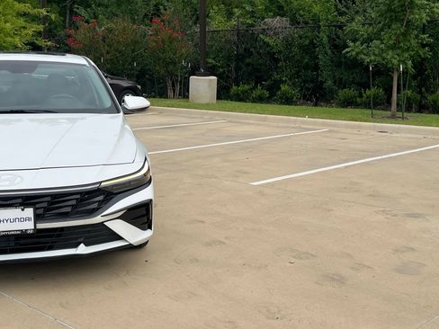 Used 2025 Hyundai Elantra SEL FWD image 3