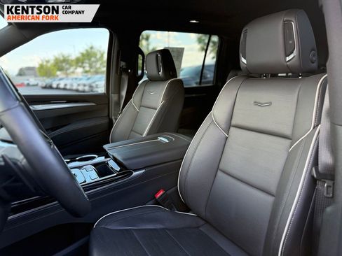 Used 2025 Cadillac Escalade ESV Sport AWD/4WD image 32