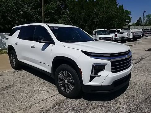 Certified 2025 Chevrolet Traverse LT FWD image 1