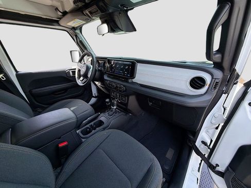 Used 2025 Jeep Wrangler Sahara 4xe image 41