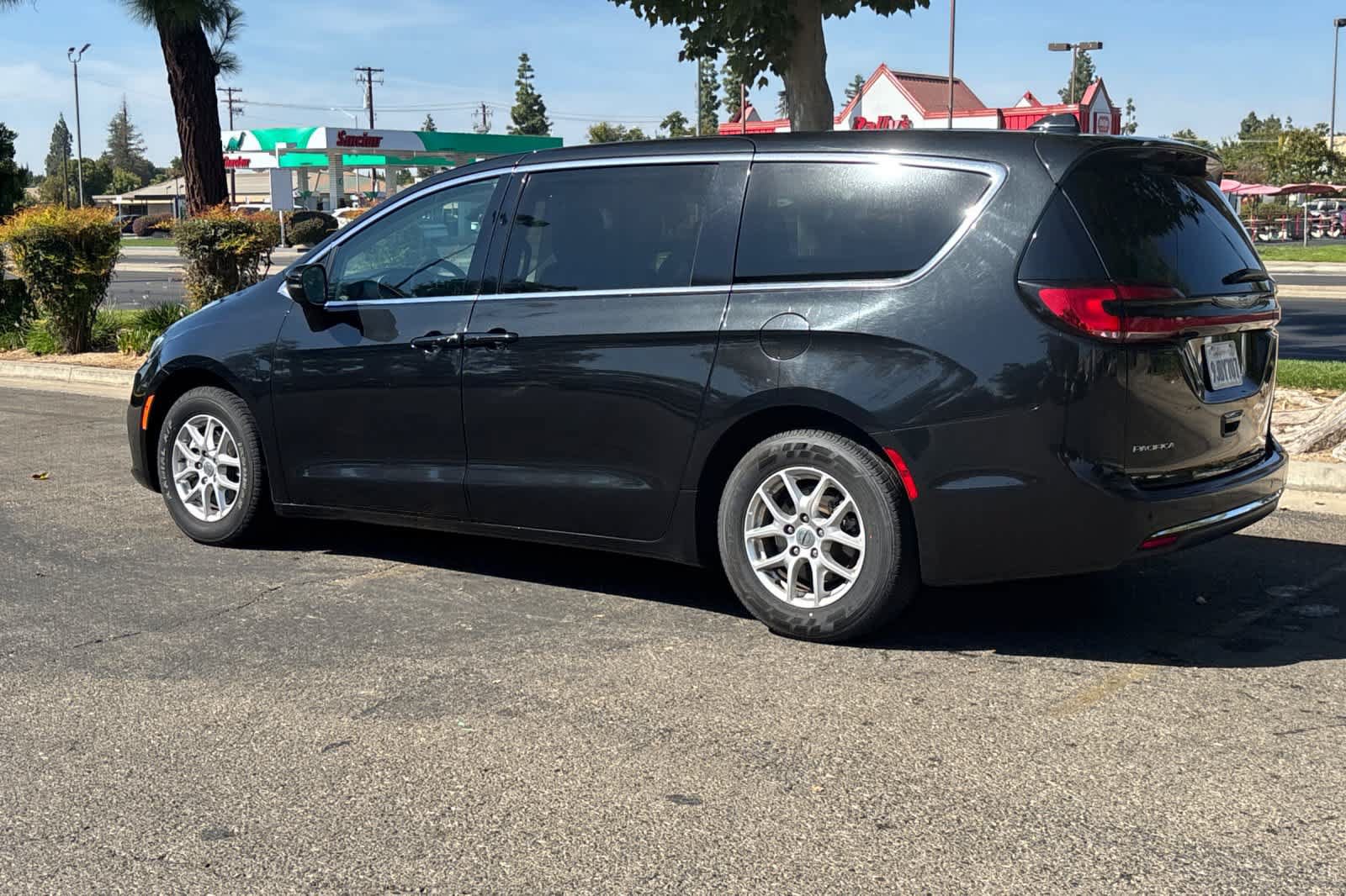 Used 2023 Chrysler Pacifica Touring-L FWD image 7