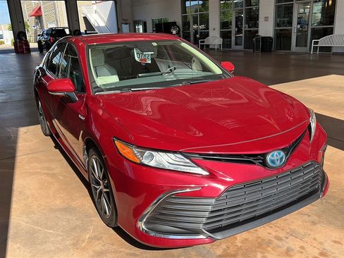Used 2021 Toyota Camry XLE image 2