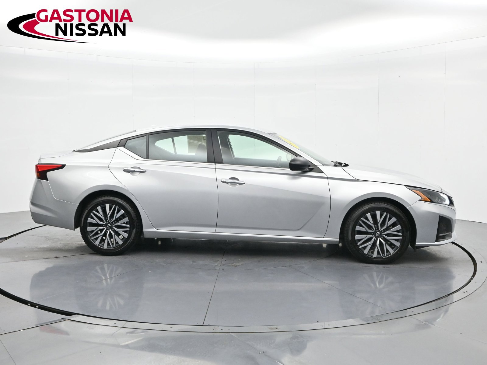 Used 2024 Nissan Altima 2.5 SV FWD image 5