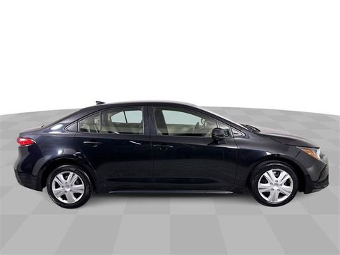 Used 2022 Toyota Corolla LE image 9