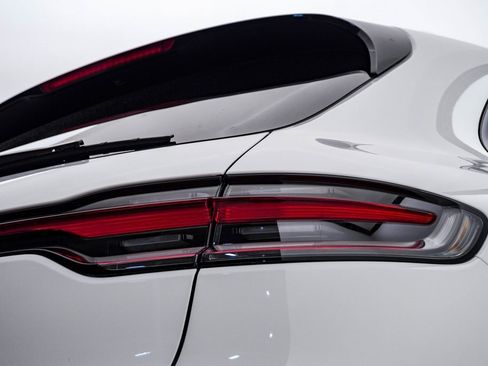 Certified 2025 Porsche Macan image 12