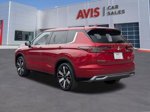 Used 2025 Mitsubishi Outlander SE image 3