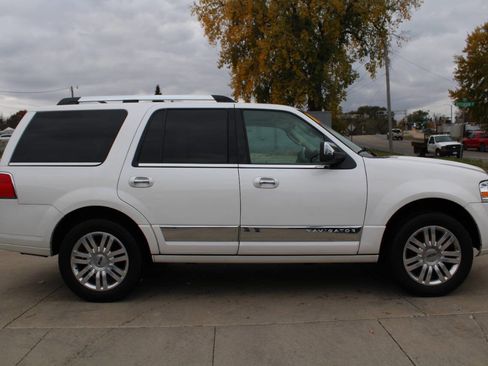 Used 2014 Lincoln Navigator 4WD image 3