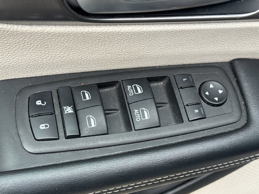 Used 2023 Chrysler Pacifica Touring-L FWD image 11