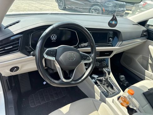 Used 2023 Volkswagen Jetta SE w/ Panoramic Sunroof Package FWD image 9