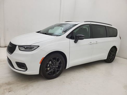 Used 2024 Chrysler Pacifica Touring-L w/ S Appearance Package image 22