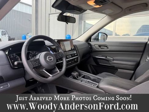 Used 2025 Nissan Pathfinder SV w/ SV Premium Package FWD image 8