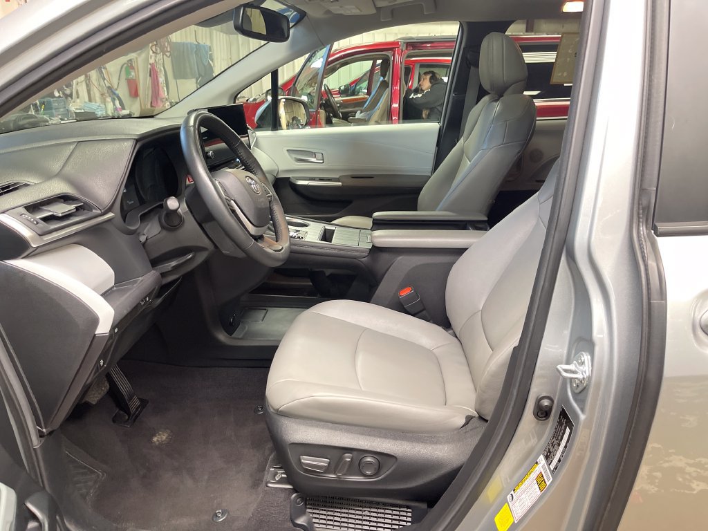 Certified 2025 Toyota Sienna XLE FWD image 13