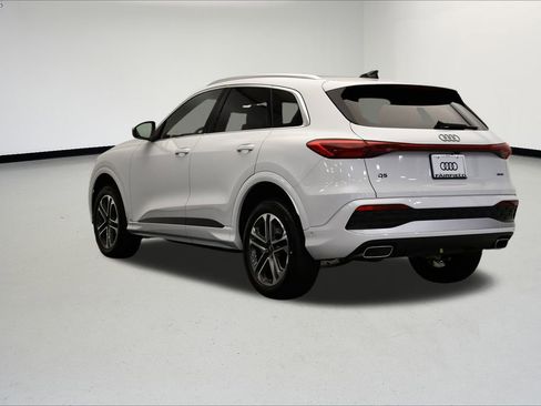 Used 2025 Audi Q5 Premium w/ Convenience Package image 3