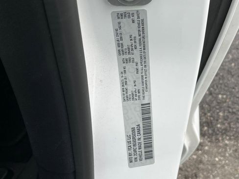 Used 2025 Chrysler Pacifica Select image 32