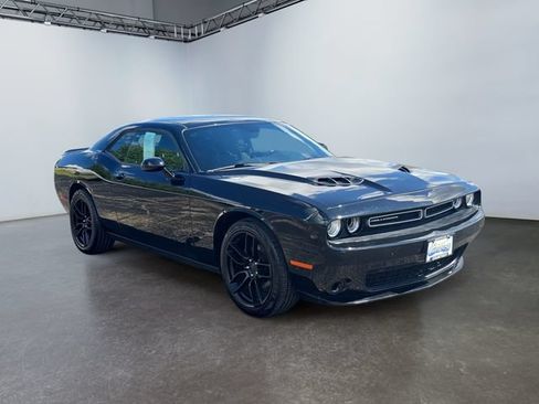 Used 2018 Dodge Challenger SXT RWD image 7