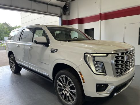 New 2026 GMC Yukon XL Denali w/ Denali Reserve Package image 3
