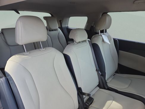 New 2026 Kia Carnival EX FWD image 17