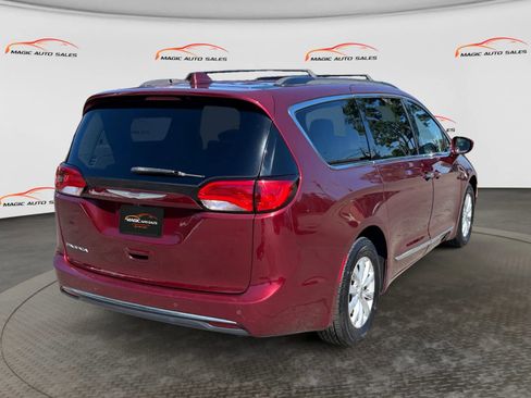 Used 2017 Chrysler Pacifica Touring-L FWD image 10