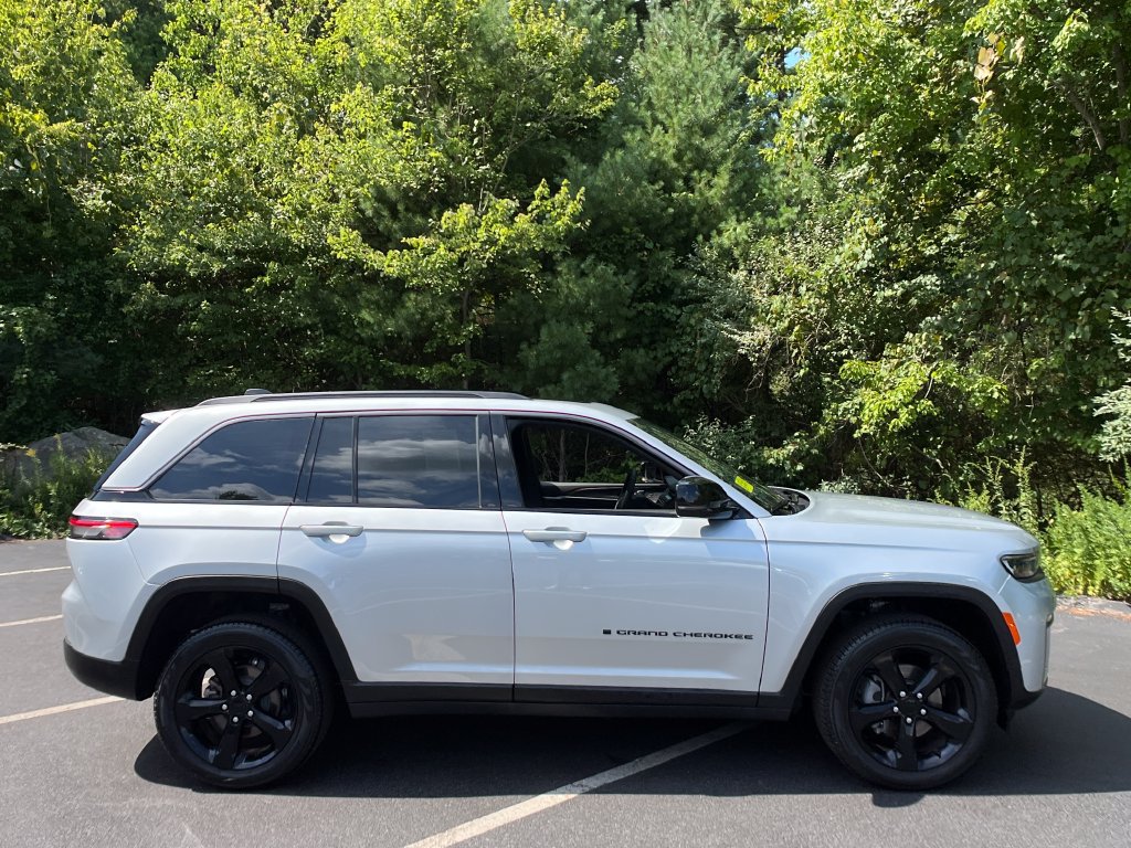 Used 2026 Jeep Grand Cherokee Limited w/ Limited Altitude Package AWD/4WD image 6