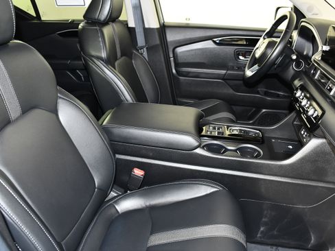 Certified 2025 Honda Pilot Touring image 43