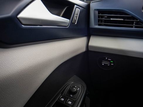 Used 2023 Volkswagen Taos SE w/ Panoramic Sunroof Package FWD image 33