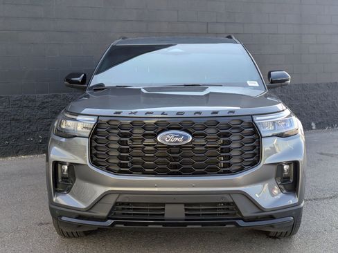 Used 2025 Ford Explorer ST-Line image 2