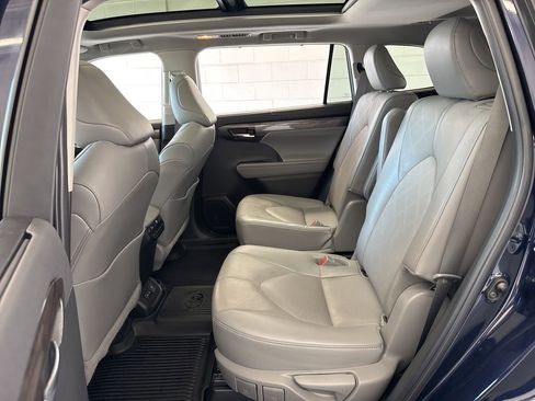 Used 2022 Toyota Highlander Platinum AWD/4WD image 41