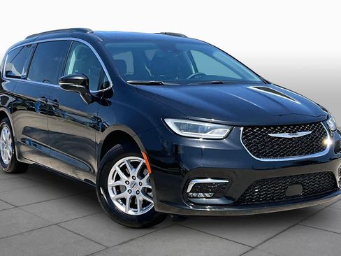 Used 2022 Chrysler Pacifica Touring-L FWD image 3