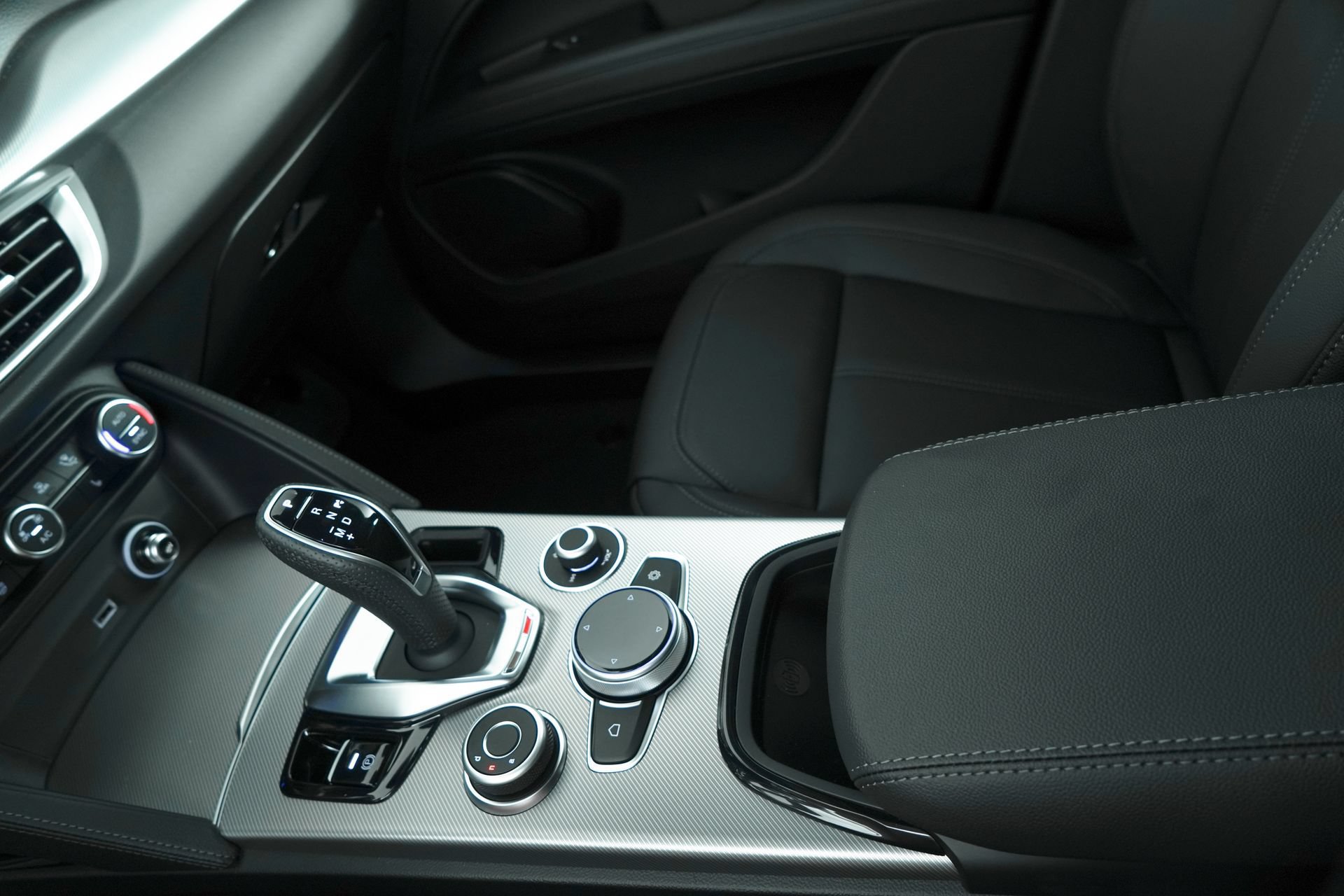 Used 2025 Alfa Romeo Stelvio Sprint AWD/4WD image 30