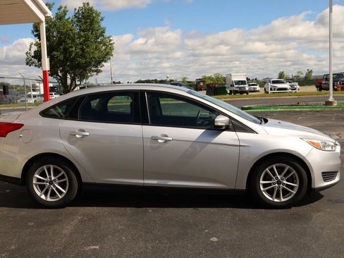Used 2017 Ford Focus SE FWD image 5