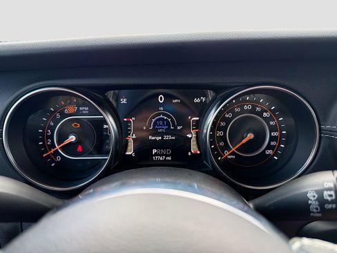 Used 2020 Jeep Wrangler Unlimited Sahara image 39