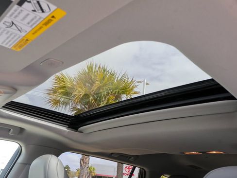 Used 2024 Toyota Highlander XLE image 11