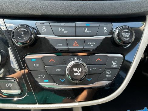 Used 2023 Chrysler Pacifica Touring-L FWD image 28