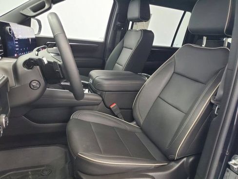 Used 2025 Chevrolet Suburban Premier AWD/4WD image 3