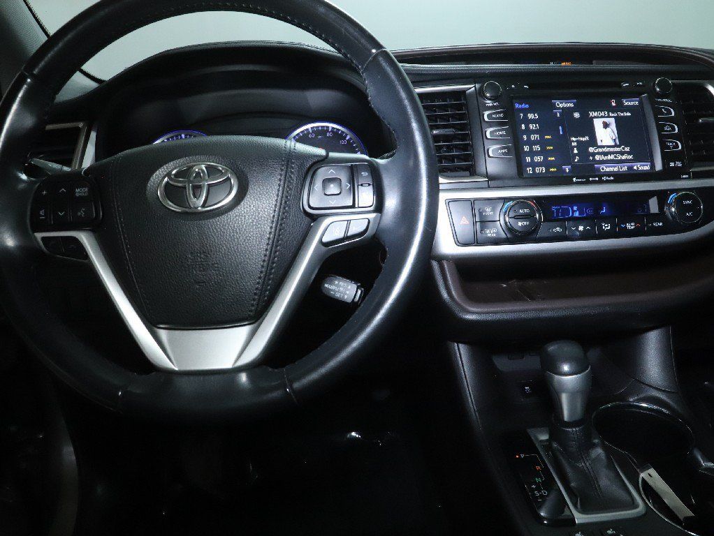 Used 2019 Toyota Highlander XLE FWD image 29