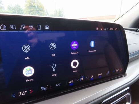 Used 2025 Chevrolet Traverse LT image 19