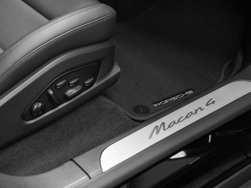 New 2026 Porsche Macan 4 Electric image 21