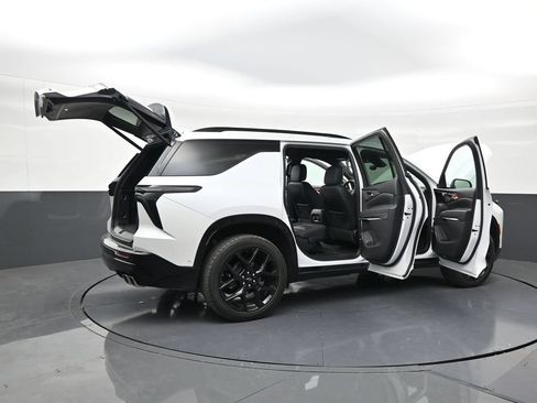Used 2024 Chevrolet Traverse RS FWD image 28