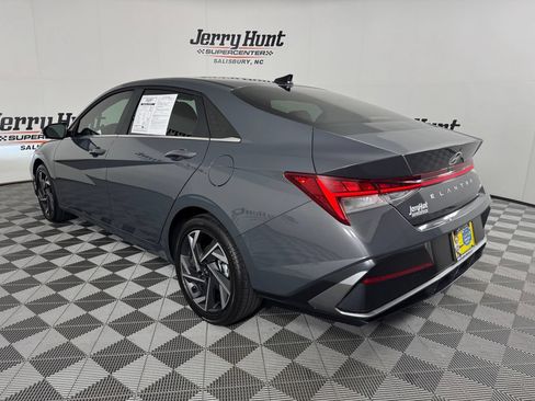 Used 2025 Hyundai Elantra Limited FWD image 8