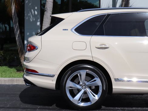 Used 2021 Bentley Bentayga AWD/4WD image 27