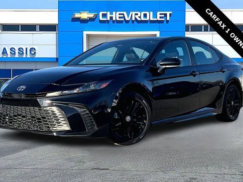 Used 2025 Toyota Camry SE image 3