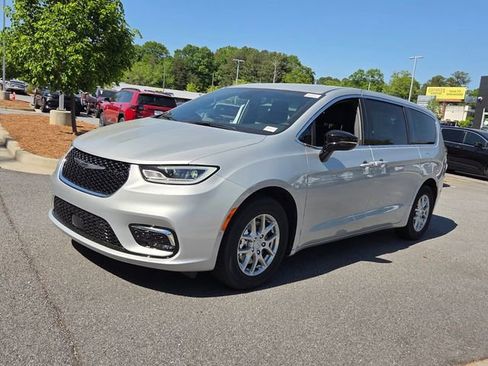 New 2026 Chrysler Pacifica Select FWD image 3