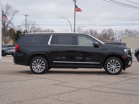 Used 2021 GMC Yukon XL Denali w/ Denali Premium Package image 2