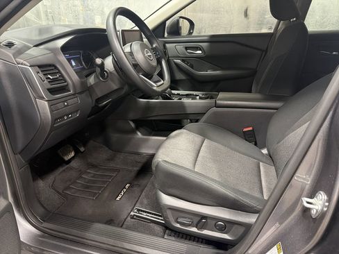 Used 2024 Nissan Rogue SV image 4