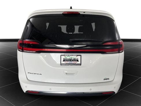 Used 2024 Chrysler Pacifica Touring-L FWD image 4